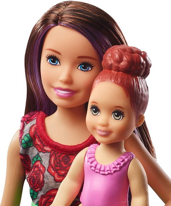 Barbie bébiszitter játékszett - Fürdetés barna hajú babával