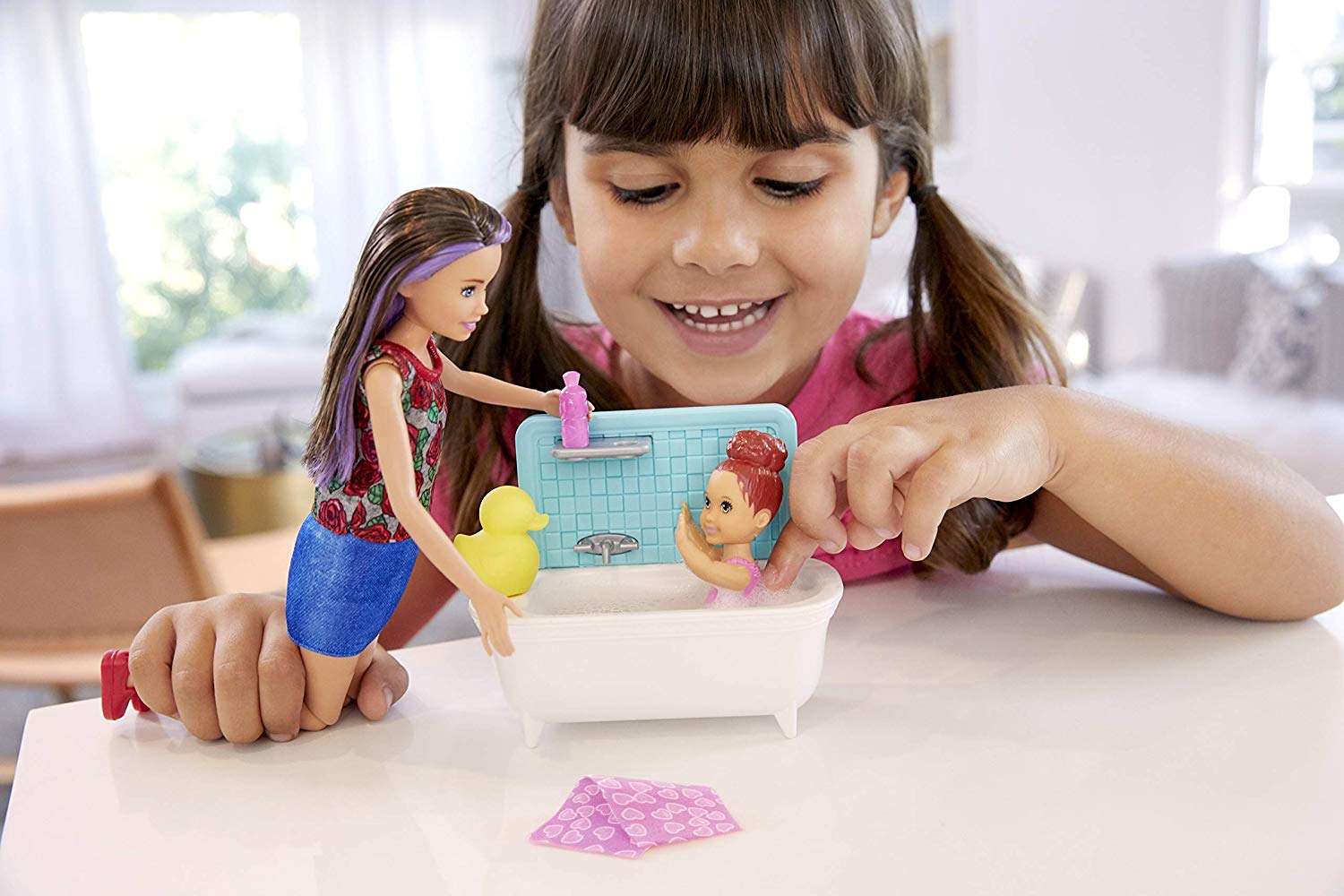 Barbie bébiszitter játékszett - Fürdetés barna hajú babával