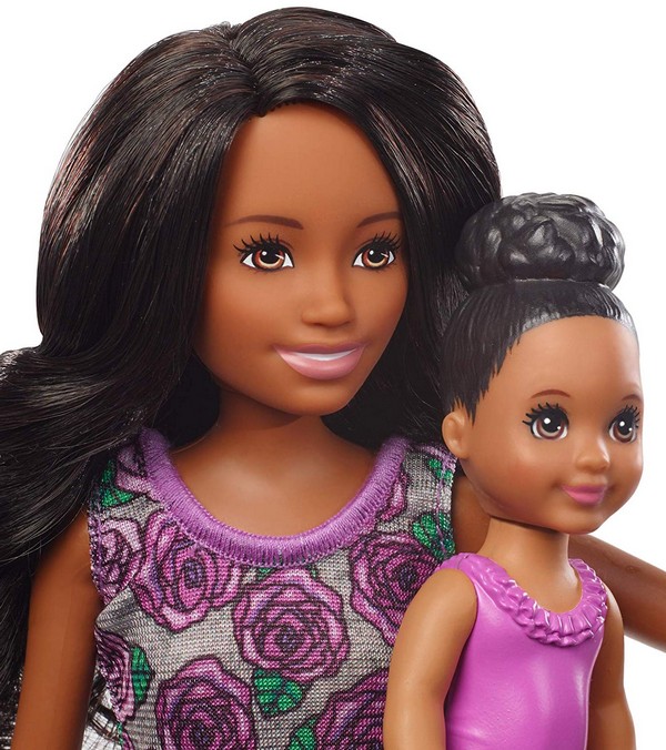 Barbie bébiszitter játékszett - Fürdetés fekete hajú babával