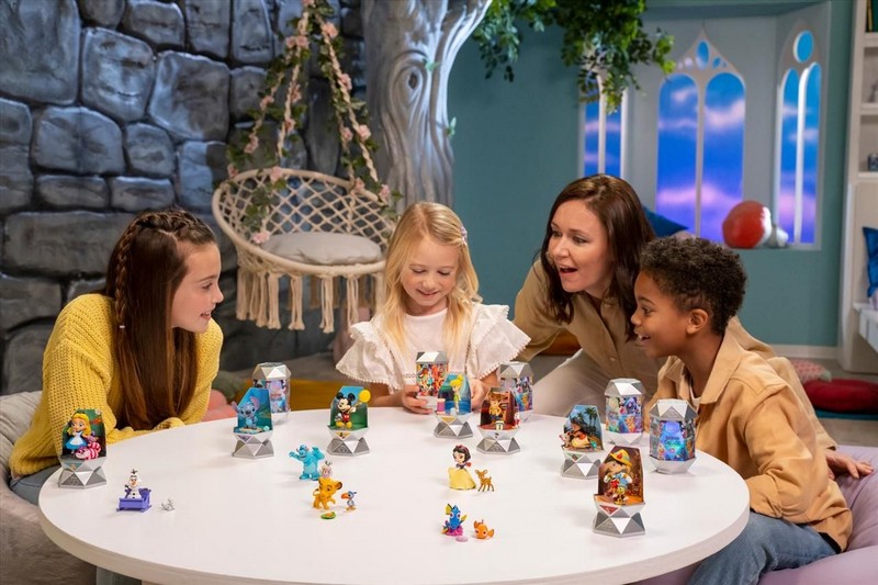 Disney 100. Évfordulós Meglepetés Kapszula Figurával