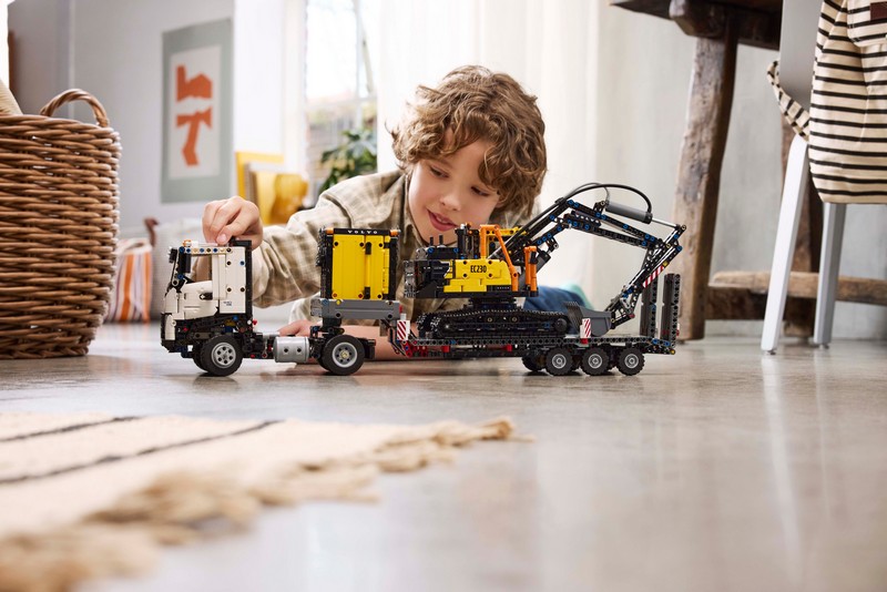LEGO Technic 42175 Volvo Fmx Teherautó És Ec230 Elektromos Markoló