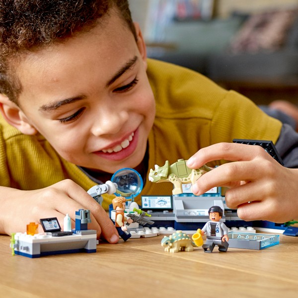 LEGO Jurassic World 75939 Dr. Wu laborja - Bébidinoszaurusz