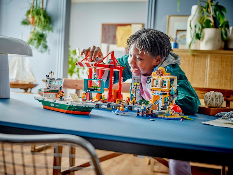 LEGO City 60422 Tengerparti kikötő teherszállító hajóval