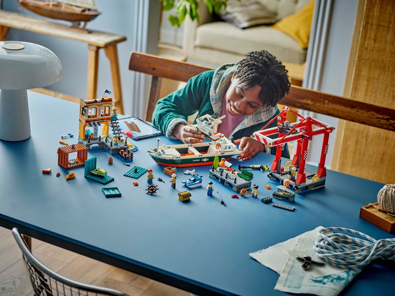 LEGO City 60422 Tengerparti kikötő teherszállító hajóval