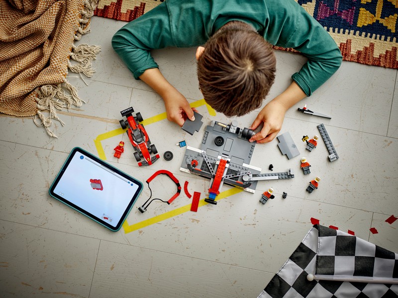 LEGO City 60443 F1®-es boxutca és személyzet, Ferrari autóval
