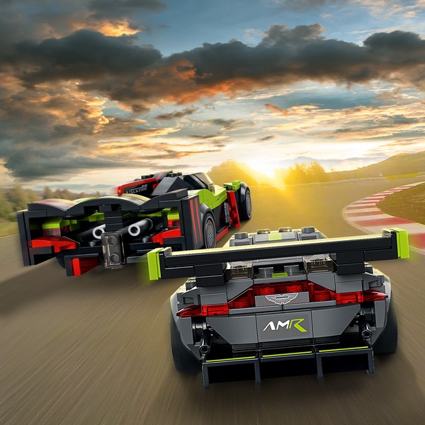 LEGO Speed Champions 76910 Aston Martin Valkyrie AMR Pro és Aston Martin Vantage GT3