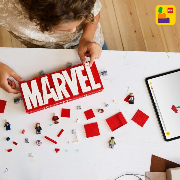 LEGO Super Heroes 76313 Marvel Logó És Minifigurák