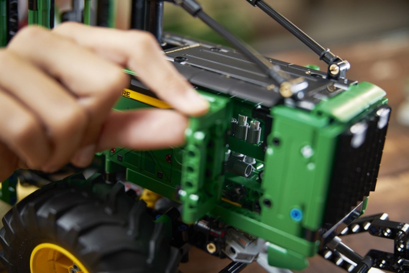 LEGO Technic 42157 John Deere 948L-II Skidder