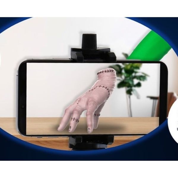 Wednesday Izé, A Kéz, Green Screen Technológiával