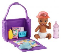 Barbie bébiszitter kisbaba pelenkázó táskával